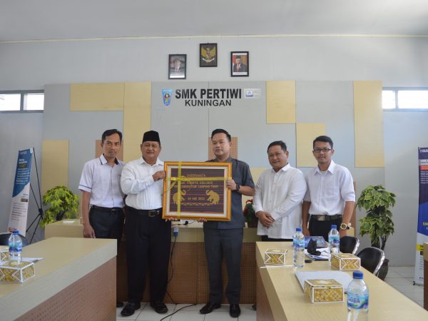 visitasi ke Sekolah Rujukan Nasional Axioo SMK Pertiwi Kuningan Jawa Barat